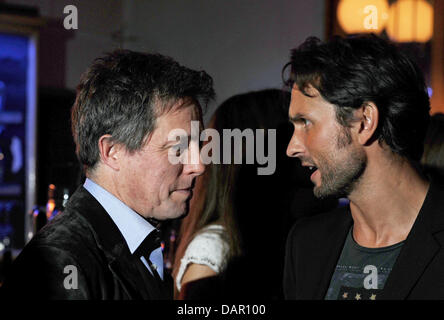 Il direttore tedesco Simon Verhoeven (R) e l'attore britannico Hugh Grant chat della prima parte del film 'Men cuori ... e il grande amore" di Berlino, Germania, 07 settembre 2011. Il filmato sarà trasmesso in Germania il 15 settembre 2011. Foto: Jens Kalaene Foto Stock