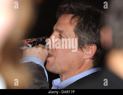 Attore britannico Hugh Grant, ospite a sorpresa la premiere party fo 'Maennerherzen ... und die ganz, ganz grosse Liebe' ('Men in città 2"), bevande una birra a Berlino, Germania, 07 settembre 2011. Il filmato viene visualizzato in tedesco cinema il 15 settembre 2011. Foto: Jens Kalaene Foto Stock