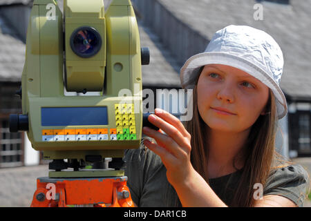 Violeta Nasiatka dal Akademia Gorniczo Hutnicza Cracovia appartiene a 37 studenti polacchi, che prendono parte a un tirocinio dell Istituto della miniera di misurazione e di geodesia dell'Università Tecnica Freiberg presso l insegnamento delle miniere "Vecchio Elisabeth' e 'Reiche Zeche' lungo con studenti tedeschi a Friburgo, in Germania, 12 luglio 2011. L'accademia mineraria, la più antica università di data mining in t Foto Stock