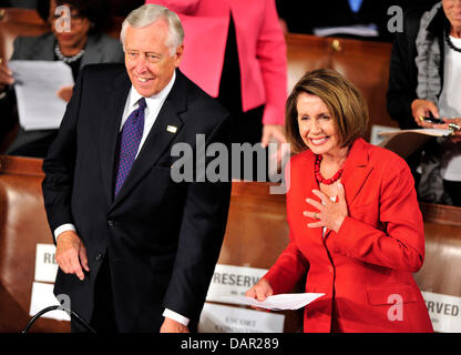 Stati Uniti Casa frusta democratico Steny Hoyer (Democratico del Maryland) e U.S. Casa leader democratica Nancy Pelosi (Democratico della California) attendono l arrivo di U.S. Il presidente Barack Obama per offrire un indirizzo su posti di lavoro ela economia per una sessione congiunta del Congresso al Campidoglio di Washington, D.C. il giovedì, 8 settembre 2011..Credit: Ron Sachs / CNP.(restrizione: NO New York Foto Stock