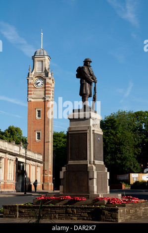 Memoriale di guerra e il Municipio, Sutton Coldfield, West Midlands, England, Regno Unito Foto Stock