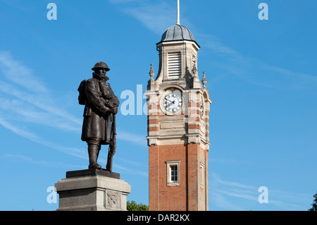 Memoriale di guerra e il Municipio, Sutton Coldfield, West Midlands, England, Regno Unito Foto Stock