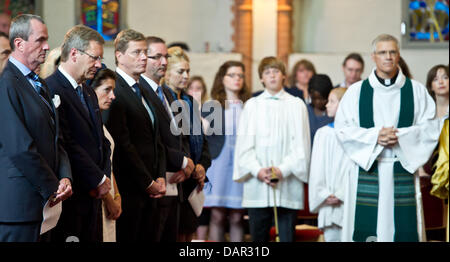 US-ambasciatore Filippo D. Murphy (L-R), il Presidente Federale Christian Wulff, moglie dell'ambasciatore, Tammy Murphy, Federale Ministro degli esteri Guido Westerwelle, Brandeburgo il Primo Ministro Matthias Platzeck e sua moglie Jeanette prendere parte in un memoriale di servizio per segnare il decimo anniversario degli attentati dell'11 settembre 2001 presso la Chiesa americana a Berlino, Germania, 11 settembre 2 Foto Stock