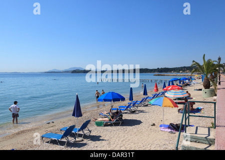 La spiaggia di Ipsos sulla costa Nord Est di Corfù Foto Stock