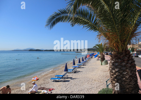 La spiaggia di Ipsos sulla costa Nord Est di Corfù Foto Stock