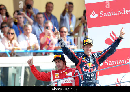 Tedesco di Formula Uno pilota Sebastian Vettel (R - 1st) di Red Bull e lo spagnolo Fernando Alonso (3rd) di Ferrari festeggiare sul loro modo al podio del GP d Italia presso la pista Autodromo Nazionale di Monza, Italia, 11 settembre 2011. Il Gran Premio di Formula Uno di Italia è l'ultima gara europea della stagione 2011. Foto: David Ebener dpa +++(c) dpa - Bildfunk+++ Foto Stock