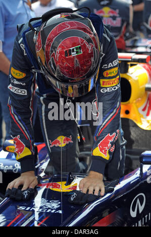 Tedesco di Formula Uno pilota Sebastian Vettel della Red Bull manzi la sua auto attraverso la griglia per la partenza del GP d Italia presso la pista Autodromo Nazionale di Monza, Italia, 11 settembre 2011. Il Gran Premio di Formula Uno di Italia è l'ultima gara europea della stagione 2011. Foto: David Ebener dpa Foto Stock