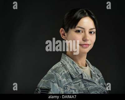 Ritratto di donna United States Air Force soldato in uniforme Foto Stock