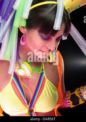 Nightclub dancer / raver dancing sragione. Foto Stock