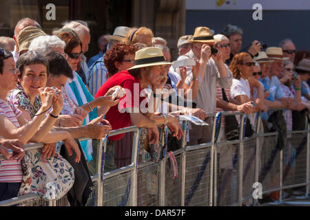 Londra, Regno Unito. 17 Luglio, 2013. Spettatori subito il calore e sfolgorante sole presso la venerabile compagnia di Carmen Carrello annuale cerimonia di marcatura al Guildhall di Londra. Credito: Paolo Davey/Alamy Live News Foto Stock