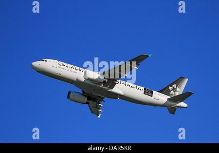 Un Airbus A320 Air New Zealand decolla, dimostrando la flotta della compagnia aerea di aeromobili moderni e a basso consumo di carburante. L'A320 è un modello popolare per i voli a corto e medio raggio e offre un'esperienza confortevole ai passeggeri. Air New Zealand utilizza questo aereo su molte delle sue rotte regionali e internazionali. Foto Stock