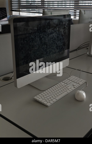 La fine della scuola o college come sappiamo che le righe di computer nel buio di una classe molto precedentemente utilizzato per ora in attesa di essere utilizzati Foto Stock