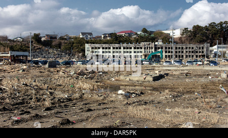 Case residenziali completamente lavato via al gravemente danneggiato e livellata Ishinomaki 1 anno dopo il 2011 Tohoku Tsunami Foto Stock