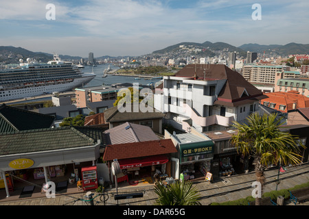 Lo Skyline di Nagasaki e il Porto Vista dal Giardino di Guantaio, Giappone Foto Stock