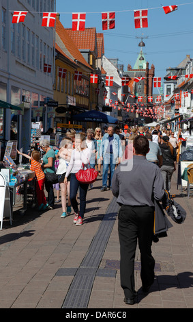 Stengade, la strada principale di Elsinore, Helsingør, attraverso 600 anni. Oggi una strada dello shopping ricca dei danesi, turisti e svedesi Foto Stock