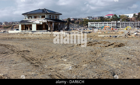 Case residenziali completamente lavato via al gravemente danneggiato e livellata Ishinomaki 1 anno dopo il 2011 Tohoku Tsunami Foto Stock