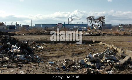 Case residenziali completamente lavato via al gravemente danneggiato e livellata Ishinomaki 1 anno dopo il 2011 Tohoku Tsunami Foto Stock