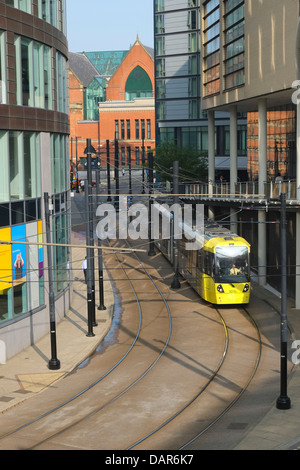 Inghilterra, manchester, vista da Piccadilly Rail Station, verso il Tram Foto Stock