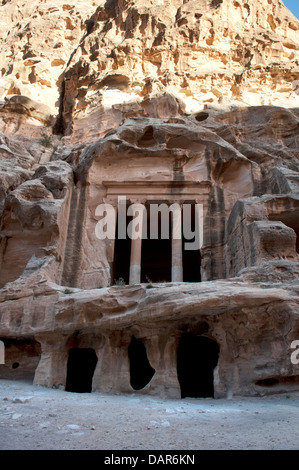 Facciata scolpita nella roccia con colonne a Little Petra, Giordania Foto Stock