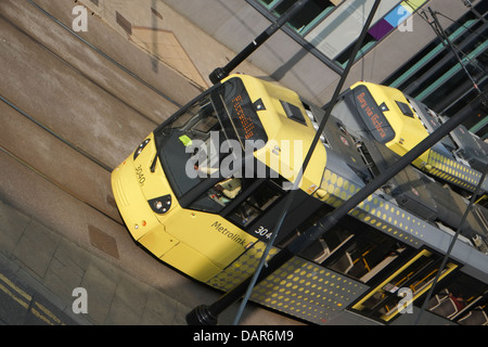 Inghilterra, Manchester, vista da Piccadilly Rail Station, verso il Tram Foto Stock