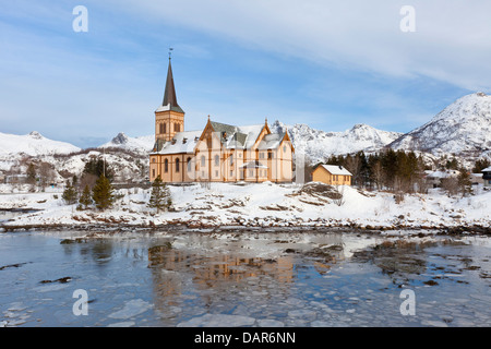Chiesa nella neve in inverno del villaggio di Kabelvåg, Vågan, Austvågøya / Austvågøy, Lofoten, Nordland county, Norvegia e Scandinavia Foto Stock