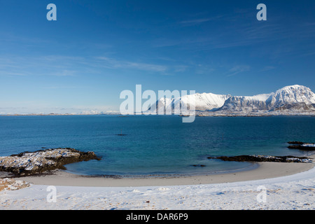 Vista sulla spiaggia e vicino fiordo Eggum in inverno, Austvagoy / Austvågøy / Austvågøya, Lofoten, Nordland, Norvegia e Scandinavia Foto Stock