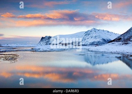 Vista sul fiordo Gimsøystraumen e le montagne della neve in inverno, Isole Lofoten, Nordland, Norvegia e Scandinavia Foto Stock