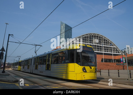 Inghilterra, Manchester, vista verso il G-Mex e Beetham Tower con tram in primo piano Foto Stock