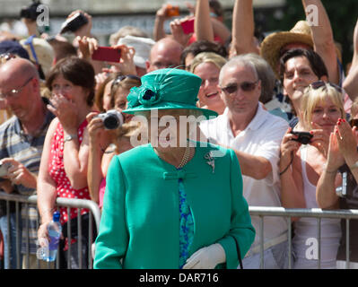 Windermere, Regno Unito. 17 Luglio, 2013. Sua Maestà la Regina e la Principessa Reale in occasione di una visita al Lago di Windermere Credito: Shoosmith raccolta/Alamy Live News Foto Stock