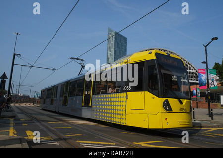 Inghilterra, Manchester, vista verso il G-Mex e Beetham Tower con tram in primo piano Foto Stock