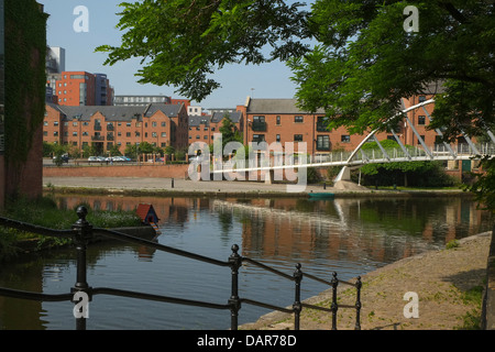 Inghilterra, Manchester, Canal & sospensione ponte nella zona di Castlefield Foto Stock
