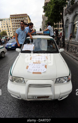 Atene, Grecia, Mercoledì 17 Luglio 2013 Nella foto: Consiglio "polizia' ufficiali si arrampicano sulle finestre aperte di un'auto, unendo centinaia di altri nella piazza Korai in Stadiou Street, Atene, Grecia per protestare contro i piani del governo in relazione alla loro occupazione. Re: centinaia di greci di autorità locali dipendenti, lavorando come consiglio i funzionari di polizia, hanno preso per le strade del centro di Atene oggi, per protestare contro le modifiche annunciate per il loro impiego. La legislazione proposta può vedere come vengono assorbiti dalle forze di polizia. Foto Stock