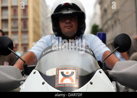 Atene, Grecia, Mercoledì 17 Luglio 2013 Nella foto: un Consiglio "polizia' ufficiale sulla sua moto, uniti da centinaia di altri nella piazza Korai in Stadiou Street, Atene, Grecia per protestare contro i piani del governo in relazione alla loro occupazione. Re: centinaia di greci di autorità locali dipendenti, lavorando come consiglio i funzionari di polizia, hanno preso per le strade del centro di Atene oggi, per protestare contro le modifiche annunciate per il loro impiego. La legislazione proposta può vedere come vengono assorbiti dalle forze di polizia. Foto Stock