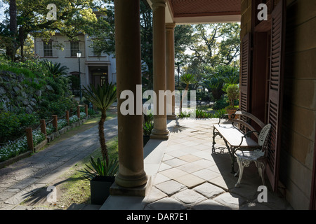 La vista dalla veranda della ex residenza della suoneria e Steele Memorial Academy in giardini Glover di Nagasaki, Giappone Foto Stock