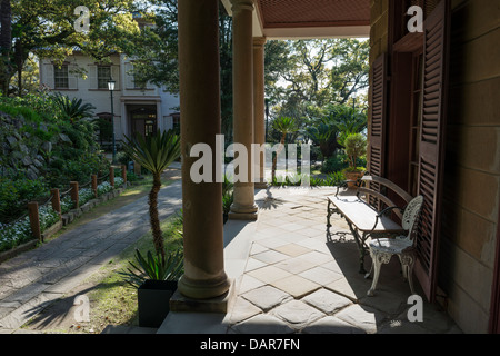 La vista dalla veranda della ex residenza della suoneria e Steele Memorial Academy in giardini Glover di Nagasaki, Giappone Foto Stock