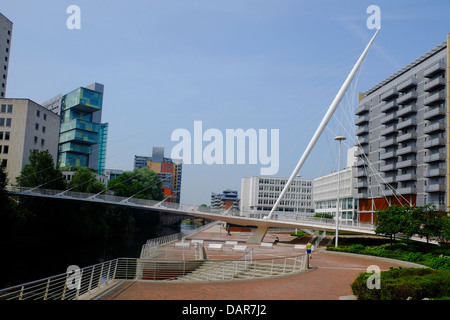 Inghilterra, Manchester Visualizza verso il ponte di sospensione e il Lowry Hotel Foto Stock