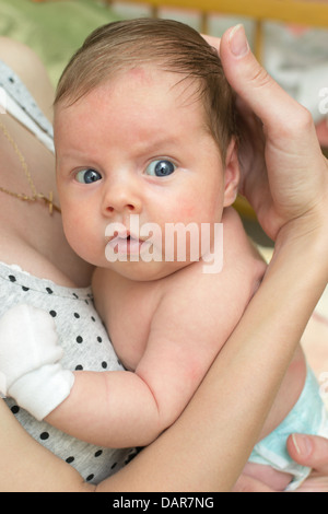 Infant baby (1 mese fa) svoltasi a madre le mani Foto Stock