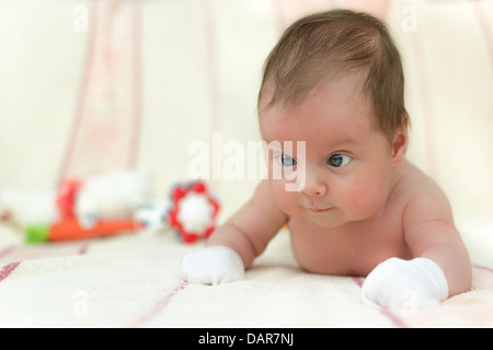 Infant baby (1 mese fa) giacente sulla pancia. Profondità di campo Foto Stock