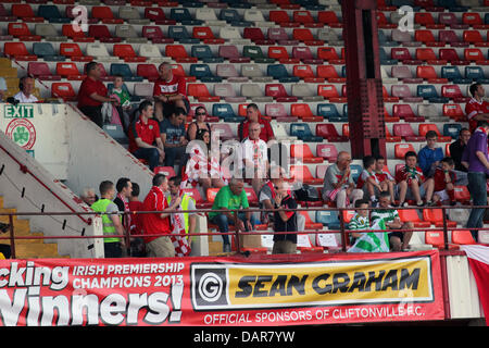 Scott Media Belfast - Mercoledì 14 luglio 2013, Belfast, Irlanda del Nord, Cliftonville vs Celtic in Champions League gruppo di fasi in solitudine il campo di calcio, la partita è stata un sell-out tra cui l'aggiunta di posti a sedere temporanei - desiderosi Cliftonville e appassionati di musica celtica di arrivare oltre 2 ore di anticipo Foto Stock