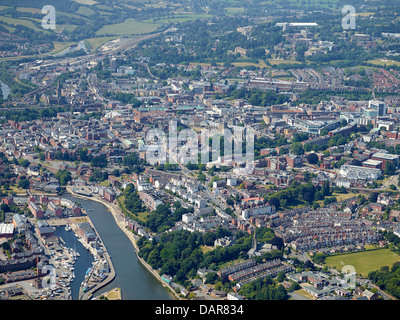 Exeter City Centre con il fiume Exe, South West England, Regno Unito Foto Stock