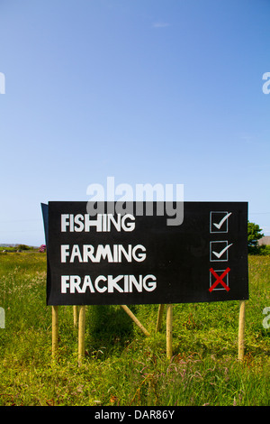 Pesca e agricoltura ma nessun segno fracking in campo verde in Irlanda Foto Stock