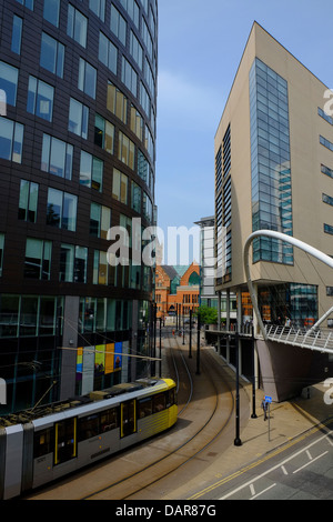 Inghilterra, Manchester, vista da Piccadilly Rail Station, verso il Tram Foto Stock