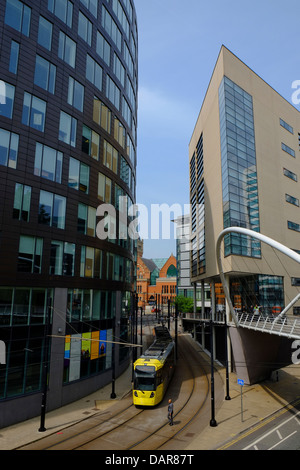 Inghilterra, Manchester, vista da Piccadilly Rail Station, verso il Tram Foto Stock