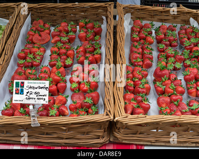 Fragole in barattoli British Farm fresco all'aperto mercato agricolo con biglietto UK prezzo Foto Stock