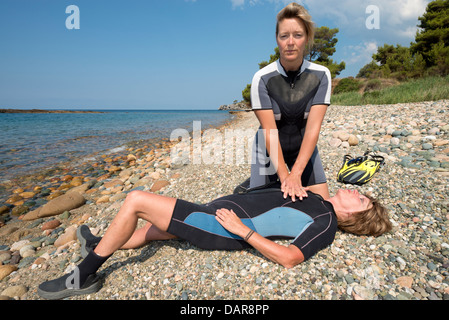 Due femmina subacquei facendo formazione di salvataggio Foto Stock