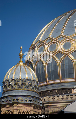 Neue Synagogue la Nuova Sinagoga dettaglio della cupola e la torretta con cielo blu sullo sfondo Scheunenviertel Mitte Berlino Germania Foto Stock