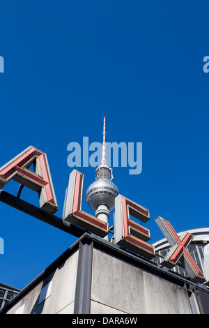 Fernsehturm Torre della TV e di parte del segno di Alexanderplatz Mitte Berlino Germania Foto Stock