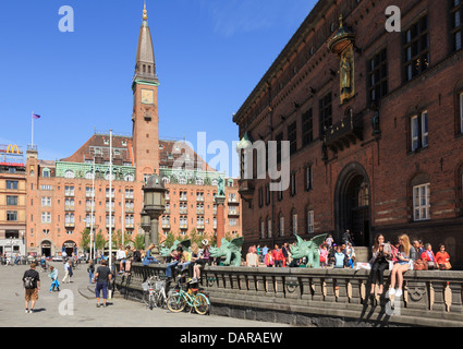 Municipio Københavns Rådhus occupato con le persone al di fuori con lo Scandic Palace Hotel dietro nella piazza del Municipio, Copenhagen, Danimarca Foto Stock