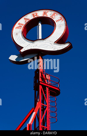 Big Q segno a Lonsdale Quay Market. North Vancouver, British Columbia, Canada. Foto Stock