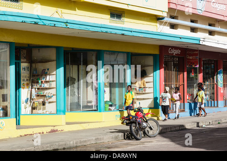 Africa, Mozambico, Inhambane. Gli adolescenti a camminare lungo gli edifici colorati. Foto Stock